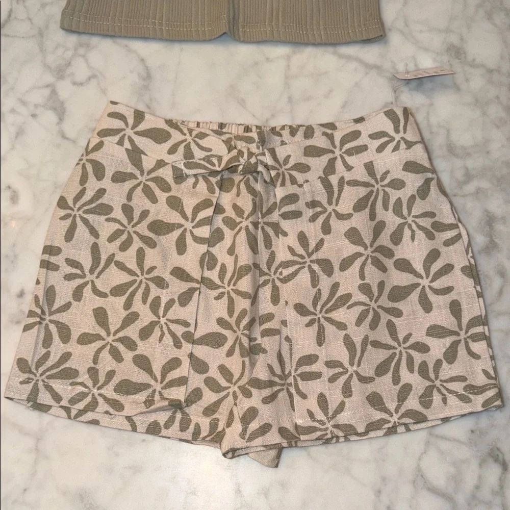 NWT Jessica Simpson Olive and Cream Floral Short Outfit 3Y
